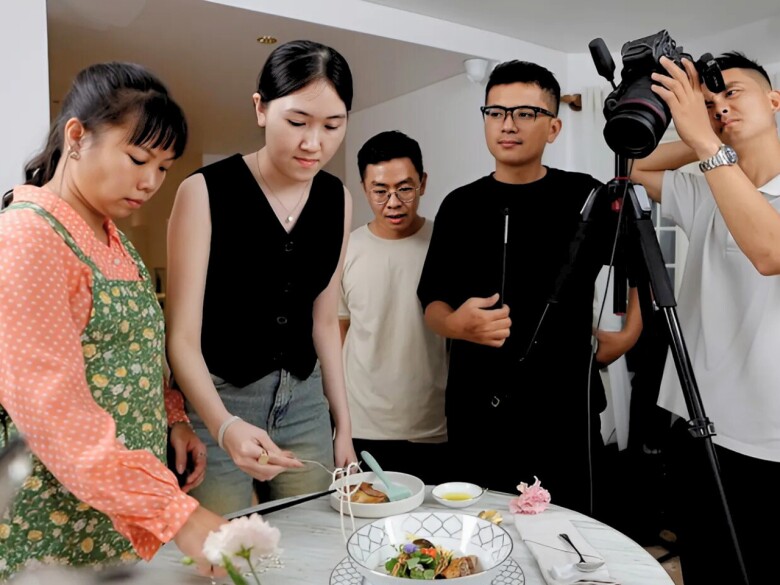 Để bắt đầu với công việc làm mẫu tay, đầu tiên bạn phải sở hữu đôi tay mềm dẻo, uyển chuyển và tính kiên nhẫn khi phải giữ tay cố định trong thời gian dài khi vào set chụp ảnh.