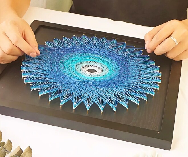 Tranh đinh chỉ có nguồn gốc từ thế kỷ 19, khi Mary Everest Boole - nhà toán học người Anh, sử dụng phương pháp căng dây trên các tấm bảng để minh họa những khái niệm hình học cho học sinh.