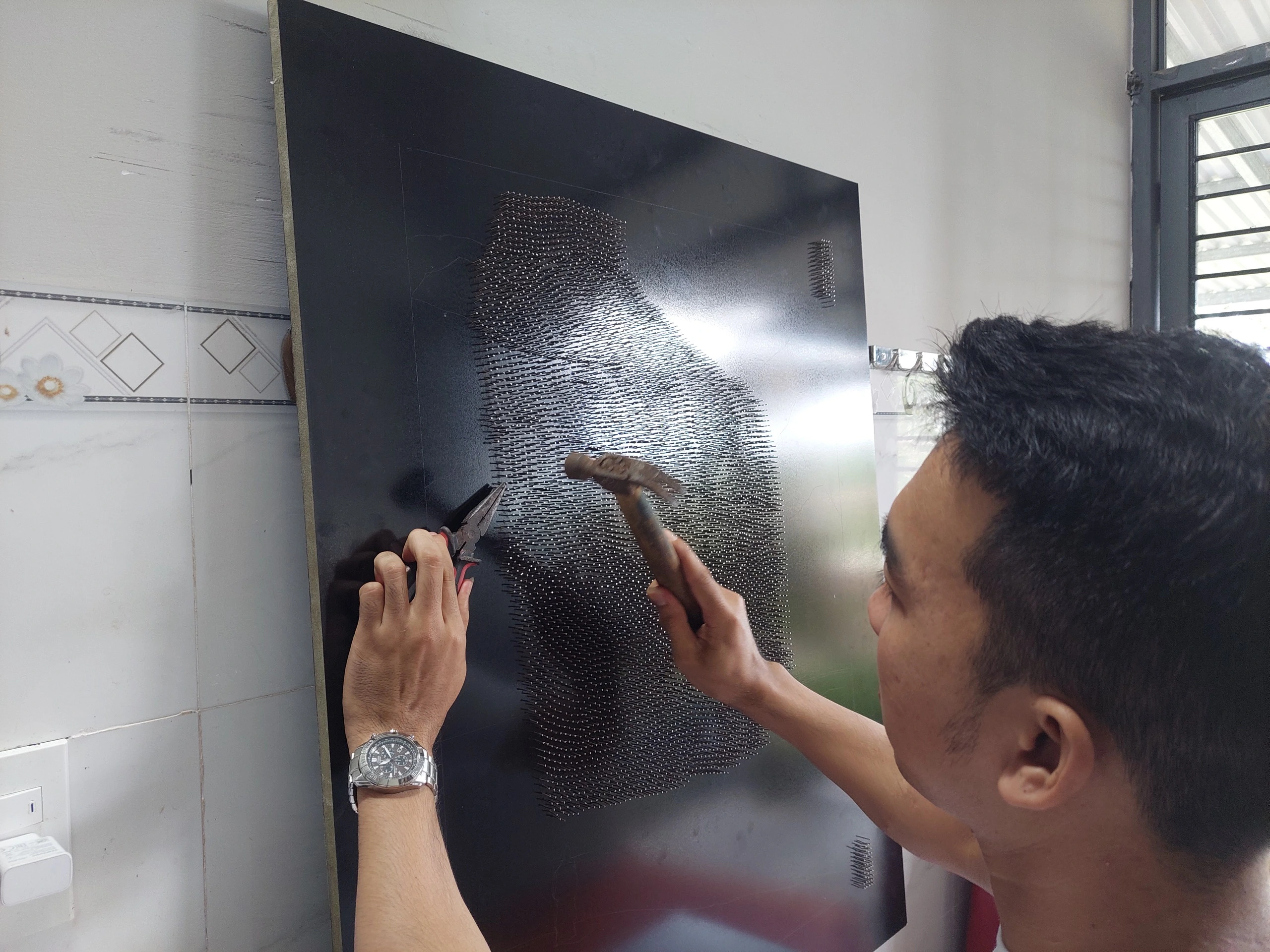 Anh Tín làm bạn với búa, đinh hơn 5 năm nay, cho ra đời nhiều tác phẩm nghệ thuật ở đa dạng trường phái như phong cảnh, trừu tượng, chân dung...