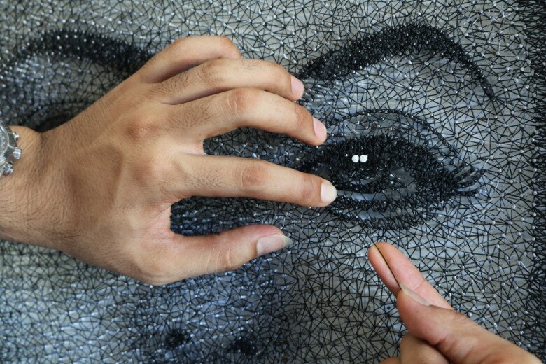 Quá trình vẽ tốn nhiều thời gian và công sức. Nguyên liệu để vẽ cũng không quá phức tạp chỉ cần một bảng gỗ, bút chì phác họa mẫu và không thể đinh, chỉ màu, búa, kìm để tạo tác phẩm hoàn chỉnh. 