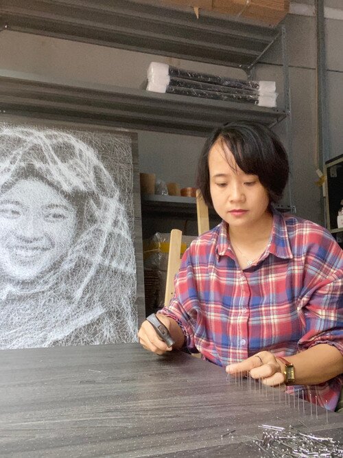 Về thu nhập, chị Thục Anh tiết lộ giá của một bức tranh đinh chỉ cũng phụ thuộc vào kích thước và độ phức tạp, có bức vài triệu cũng có bức vài chục triệu.