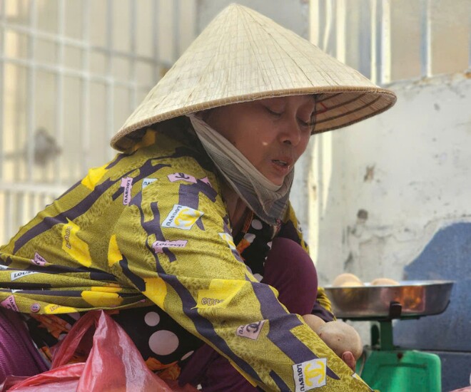 Khi trời tờ mờ sáng, bà đã tranh thủ dọn hàng và bắt đầu kinh doanh. Đến đầu giờ chiều nếu lượng trái cây còn nhiều, bà chủ động đi dạo khắp các con hẻm, cất tiếng rao gọi mời để bán hết hàng.