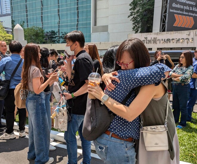 Người dân Thái Lan ôm nhau an ủi sau khi chạy khỏi một tòa nhà văn phòng tại Bangkok do rung chấn mạnh vào ngày 28/3.