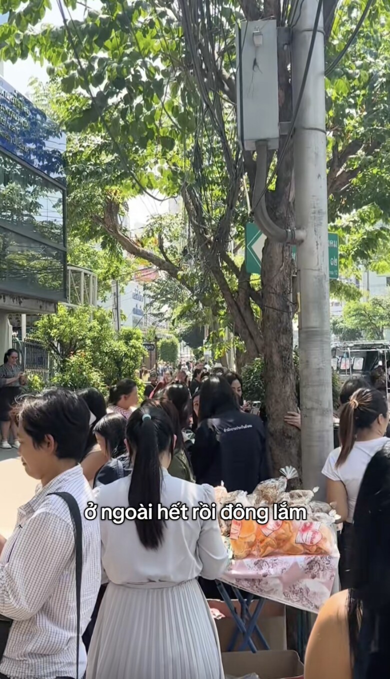 Sau cơn dư chấn tầm 2 phút, mọi người đều đổ ra đường vì lo sợ, tiếng còi xe cứu hộ vang lên khắp nơi.