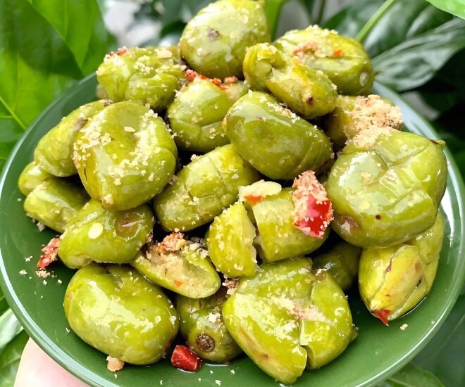 Khi trái cà na được thu hoạch sẽ được kinh doanh theo dạng nguyên trái hoặc chế biến thành món ăn vặt chua ngọt rất đặc trưng như cà na ngào đường, cà na ngâm muối ớt…