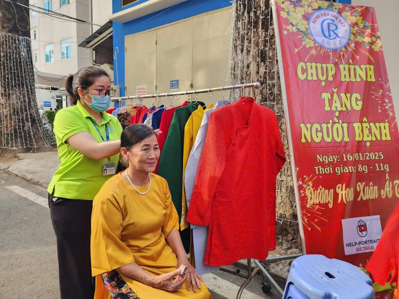 Đến với khu chụp ảnh lấy ngay, bệnh nhân và người nhà có thể lựa chọn tà áo dài truyền thống và lưu giữ kỷ niệm dọc đường hoa Xuân.