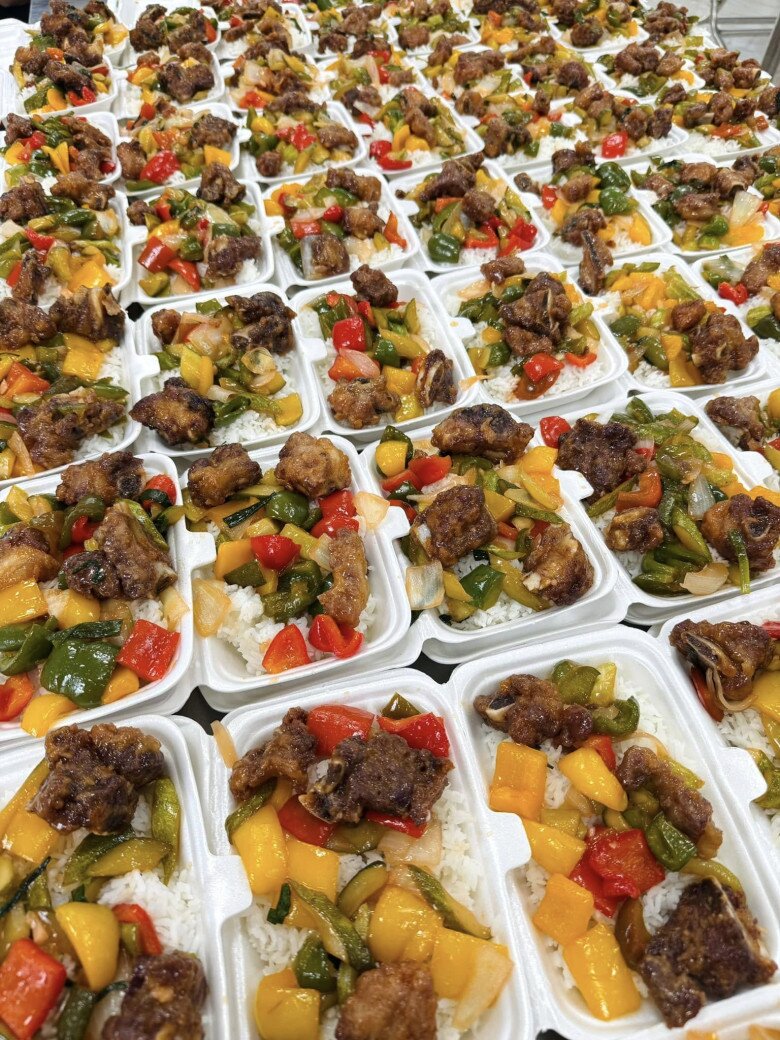 Tuy là bữa ăn miễn phí nhưng anh Đệ quan niệm phải luôn đầy đủ chất dinh dưỡng, giữ được vệ sinh an toàn thực phẩm thì mới phát cho bà con.