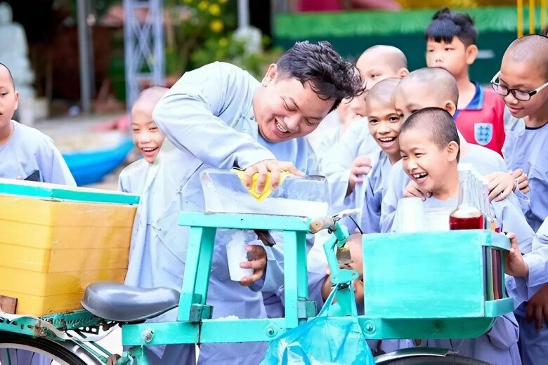 Trong mắt những đứa trẻ, anh Đệ như một người anh cả, giỏi nấu ăn, lúc nào cũng truyền năng lượng tích cực đến cho người xung quanh.