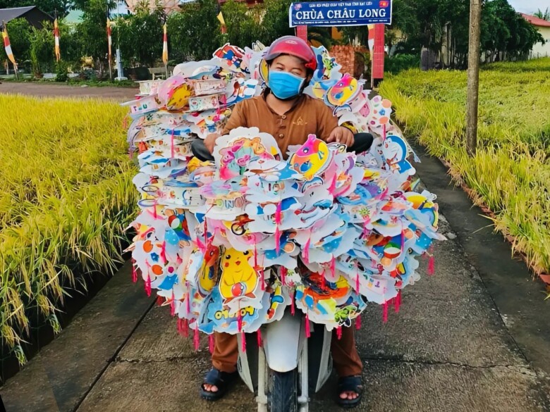Không chỉ mang đến bữa ăn ngon, anh còn tạo niềm vui, tiếng cười cho trẻ em mồ côi bằng những hành động thiết thực vào các dịp lễ đặc biệt.
