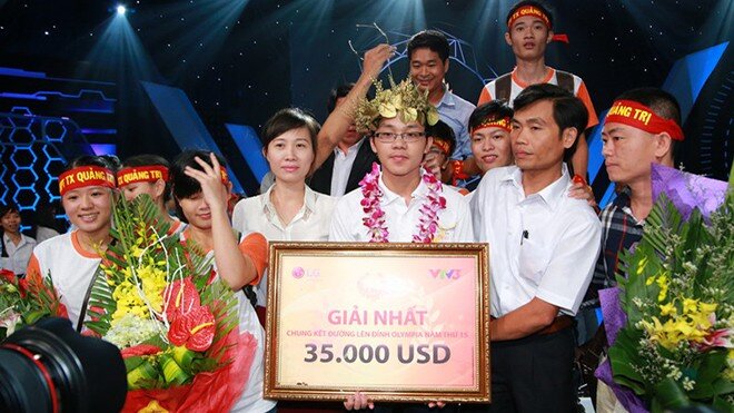 Thí sinh Văn Viết Đức đem chiếc vòng nguyệt quế danh giá về ngôi trường làng.