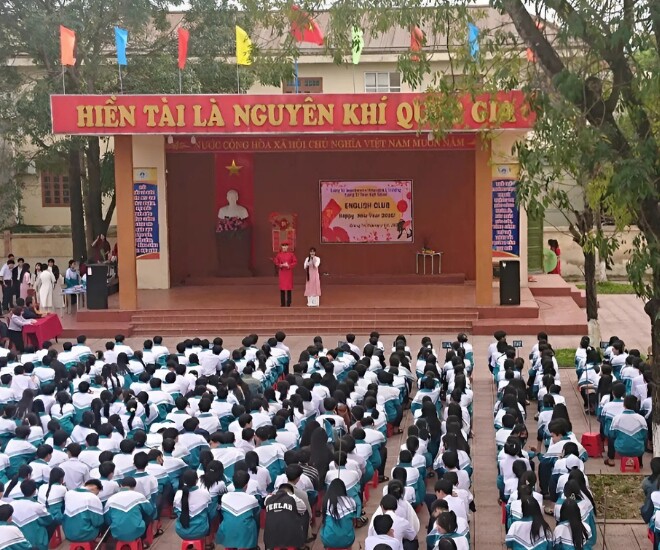 Ngôi trường làng khiến nhiều người không khỏi ngưỡng mộ vì nghị lực vượt khó học tập của các em học sinh.