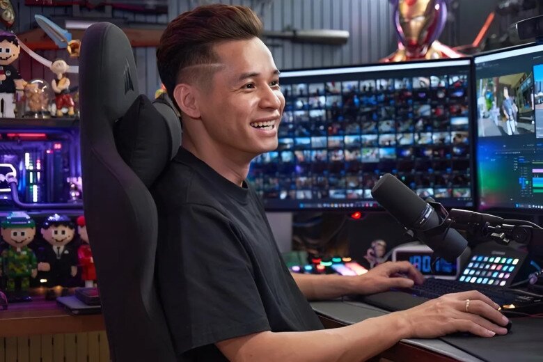 Không giống 3 streamer còn lại trong bộ tứ, Độ Mixi vẫn miệt mài livestream, trò chuyện cùng người xem. Bên cạnh đó, anh tích cực làm thiện nguyện, tạo giá trị tốt đẹp cho cộng đồng.