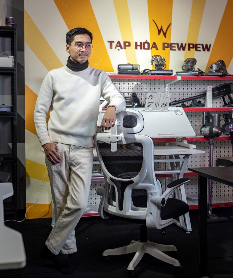 Từng gánh trên vai món nợ lớn, phải bán xe máy để có tiền trang trải cuộc sống. Đầu năm 2025, PewPew chia sẻ đã trả hết nợ sau 3 năm ròng rã miệt mài lao động, chuyển hướng kinh doanh.