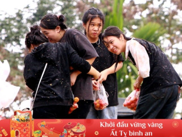 Phong tục lấy may có 1 không 2 ở Thanh Hóa: Nhuộm đỏ cả khu chợ bằng cà chua, bị tấn công vẫn vui