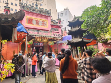 Người dân tranh thủ đi chùa sau giờ làm, đội mưa dâng hoa, lễ vật để cầu tài lộc, bình an dịp Rằm tháng Giêng