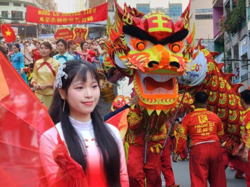 Hàng ngàn người Sài Gòn xuống đường đón Tết Nguyên tiêu, ai cũng đứng ngồi không yên trước phần biểu diễn đặc sắc