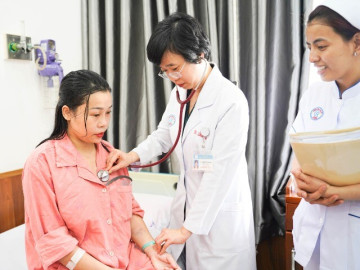 Hồi hộp với 7 lần sốc điện cứu thai phụ rối loạn nhịp tim, bác sĩ căng não đưa ra quyết định cứu sống cả mẹ và bé