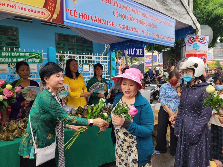 Những hành động đẹp và ý nghĩa của người dân sống trong khu vực đã chiếm trọn trái tim của du khách thập phương. Sau khi nhận được vật phẩm miễn phí, nhiều người cảm ơn rối rít và trân trọng tấm lòng của người dân địa phương.