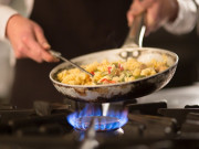 Sức khỏe - Trong 4 bếp sau, bếp nào nấu ăn vừa ngon, lại tốt cho sức khỏe? Loại ai cũng nghĩ đúng nhưng chưa chắc đã an toàn