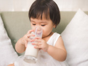 Sức khỏe - Làm sao để giúp trẻ phòng bệnh giao mùa tốt nhất, khi trẻ mắc bệnh có nên cho uống sữa để tăng đề kháng không?
