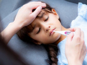 Sức khỏe - Thiếu nữ sốt cao hơn 40 độ, người đỏ như tôm luộc vì mắc căn bệnh cực quen mặt tưởng chỉ gặp ở trẻ nhỏ