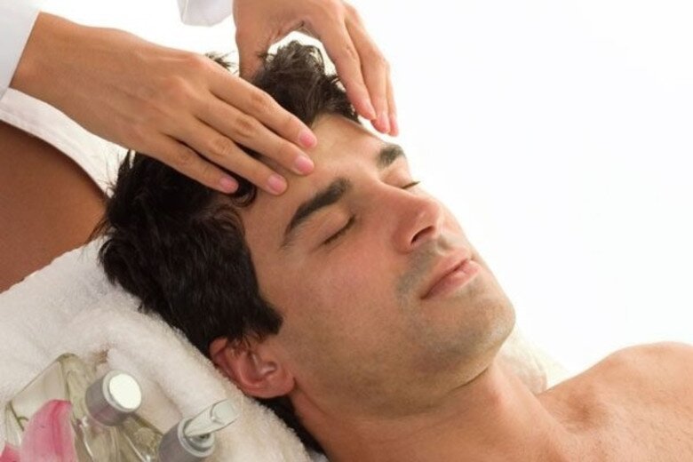 Massage chỉ nên được thực hiện trên đầu và các vùng cơ bị đau. Ảnh minh họa. 