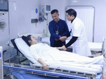 Vừa sinh xong sản phụ bị ngừng tim 30 phút, bác sĩ phải sốc điện đến 4 lần để giành lại sự sống từ tay tử thần