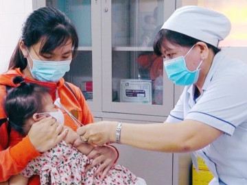Bệnh sởi diễn biến phức tạp, lây lan rất nhanh, bố mẹ cần làm gì để bảo vệ trẻ được an toàn?
