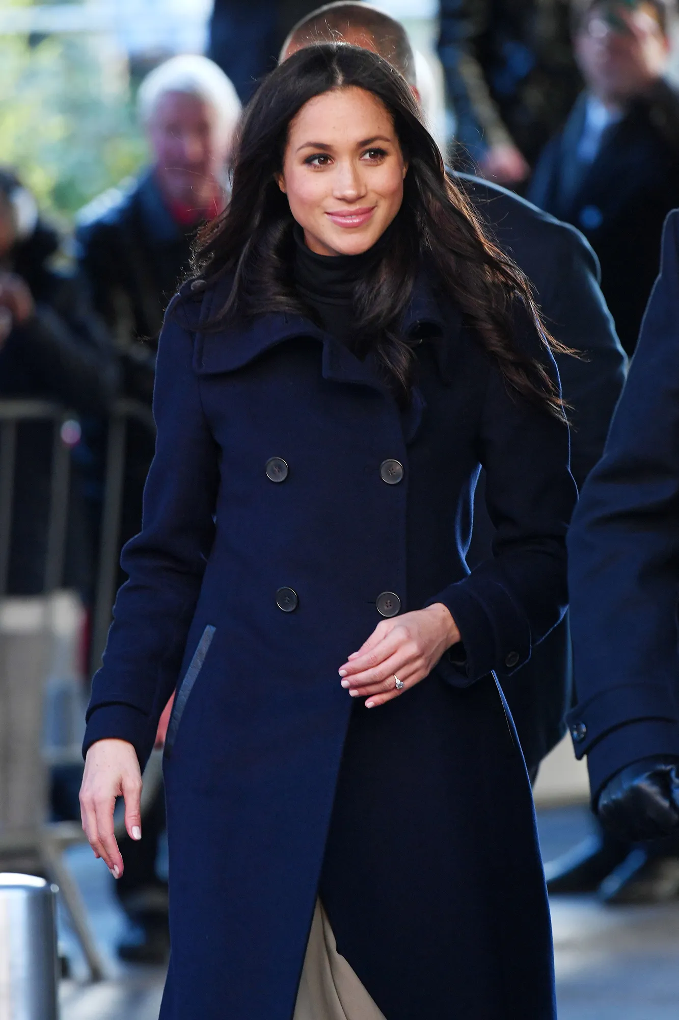 Nhiều nhân vật hoàng gia như Kate Middleton và Meghan Markle thường xuyên lựa chọn peacoat cho những dịp xuất hiện công khai, góp phần khẳng định vị thế bất biến của nó trong tủ đồ đông.