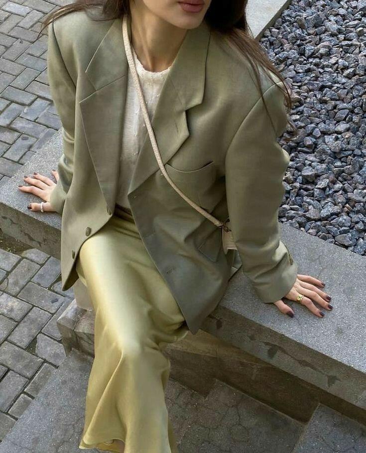 Một chiếc áo blazer màu beige kết hợp cùng quần palazzo xanh sage hay một chiếc đầm suông nhẹ nhàng với hai gam màu này sẽ giúp bạn thể hiện được vẻ ngoài vừa hiện đại, vừa đầy cuốn hút mà vẫn giữ được sự thanh thoát, thoải mái.