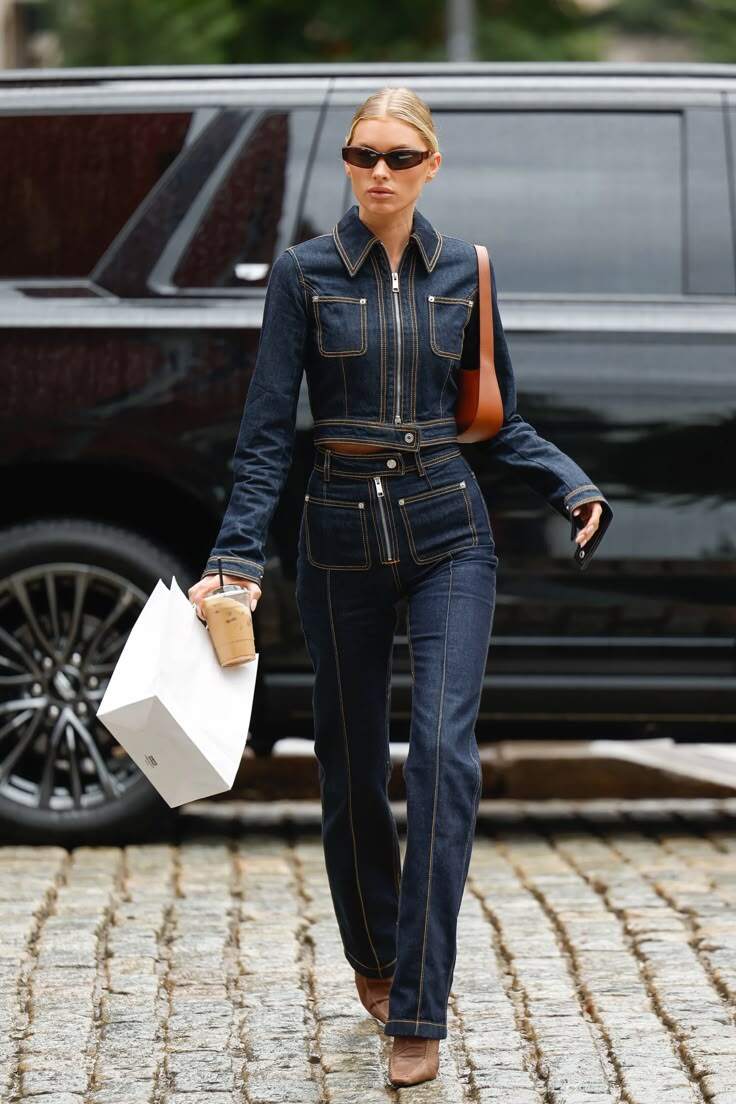 Phối đồ denim-on-denim chưa bao giờ lỗi thời, và đây chính là cách làm mới skinny jeans một cách thời thượng theo xu hướng hiện tại.