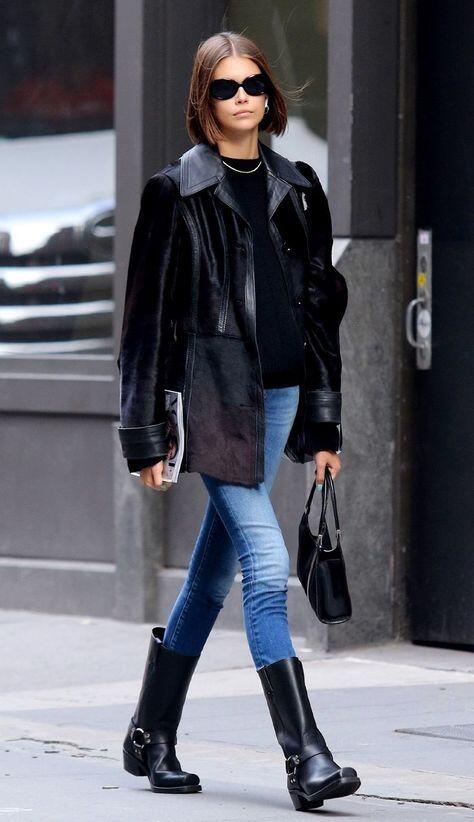 Đối với những ai yêu thích phong cách thời thượng, skinny jeans cạp cao luôn là một lựa chọn lý tưởng, đặc biệt khi kết hợp cùng boots cao cổ và áo khoác oversized.
