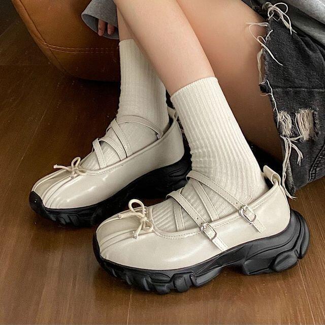 Kể từ khi ra mắt, giày Mary Jane sneaker đã trở thành một biểu tượng thời trang mới, gây sốt trên các sàn diễn và trở thành món đồ không thể thiếu trong tủ giày của những tín đồ yêu thích sự mới mẻ, phá cách.