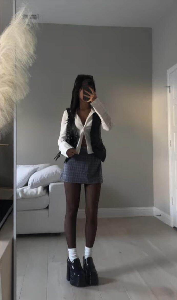 Bạn có thể chọn chân váy mini skirt bằng da để tạo điểm nhấn cá tính, hoặc chất liệu tweed nếu muốn toát lên sự thanh lịch, sang trọng.