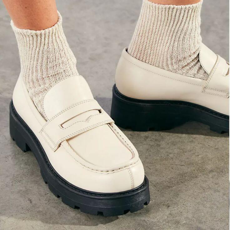 So với những đôi sneaker trắng, giày loafer trắng mang một diện mạo sang trọng và lịch lãm hơn, nhưng vẫn giữ được sự thoải mái mà phái đẹp hiện đại luôn tìm kiếm.