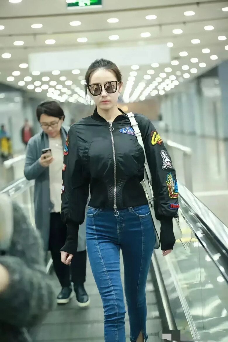Bạn có thể chọn một chiếc bomber jacket để tạo phong cách thể thao khỏe khoắn hoặc một chiếc blazer dáng oversized cho vẻ ngoài thanh lịch, sang trọng.