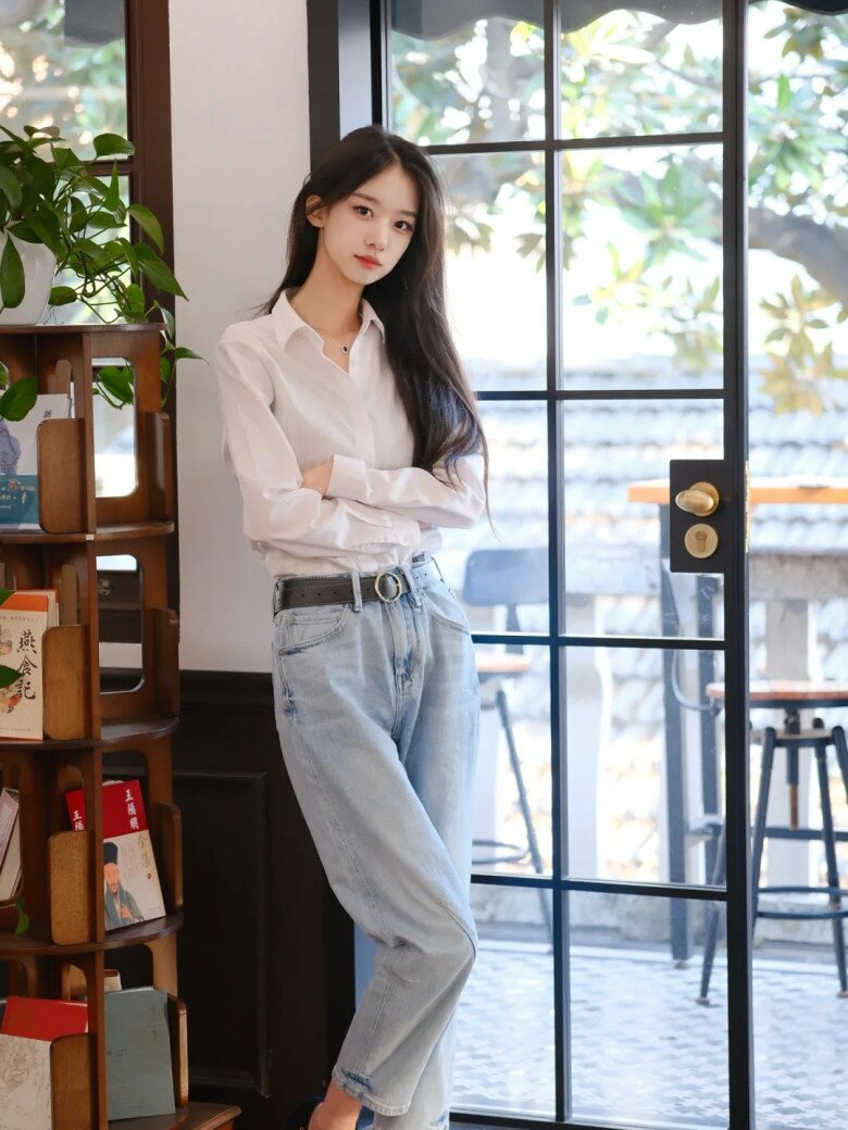 Một chiếc quần jeans ống rộng lưng cao không chỉ giúp tôn dáng, kéo dài đôi chân mà còn đem lại sự năng động nhưng vẫn đảm bảo lịch sự khi đến các buổi gặp mặt quan trọng. 