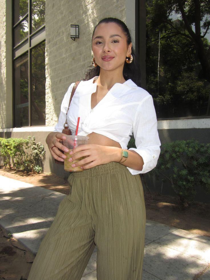 Đặc biệt thuật ngữ demure mô tả sự đoan trang, e lệ và lịch sự, phản ánh phong cách trang điểm và thời trang kín đáo, không phô trương. 