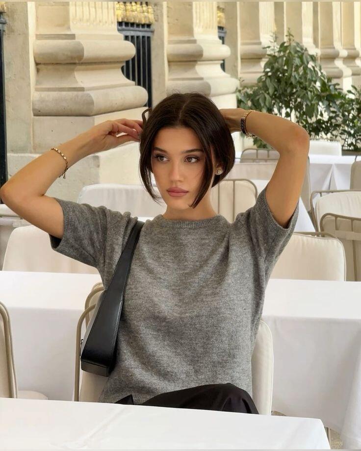 Lối trang điểm này tập trung vào việc làm nổi bật vẻ đẹp tự nhiên, tươi tắn của làn da và các đặc điểm trên gương mặt, với lớp nền mỏng nhẹ, má hồng ửng tự nhiên và kẻ mắt nhẹ nhàng.