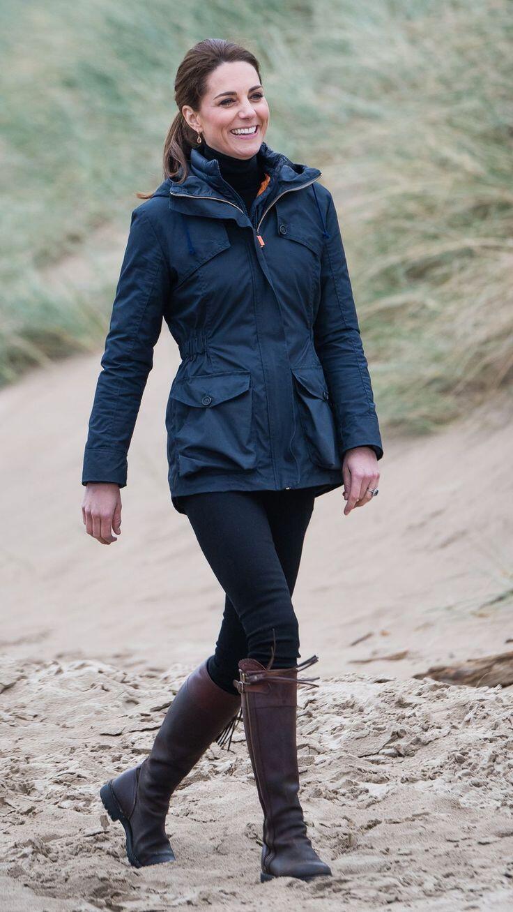 Kate Middleton đặc biệt yêu thích phiên bản áo Barbour màu xanh rêu hoặc xanh navy—những gam màu mang đậm tinh thần Anh quốc, phù hợp với các chuyến đi dã ngoại, hoạt động ngoài trời hay thậm chí là những sự kiện thường ngày. Cô thường kết hợp kiểu áo này với quần skinny jeans tối màu, vừa giúp tôn dáng vừa giữ được sự thoải mái khi di chuyển.