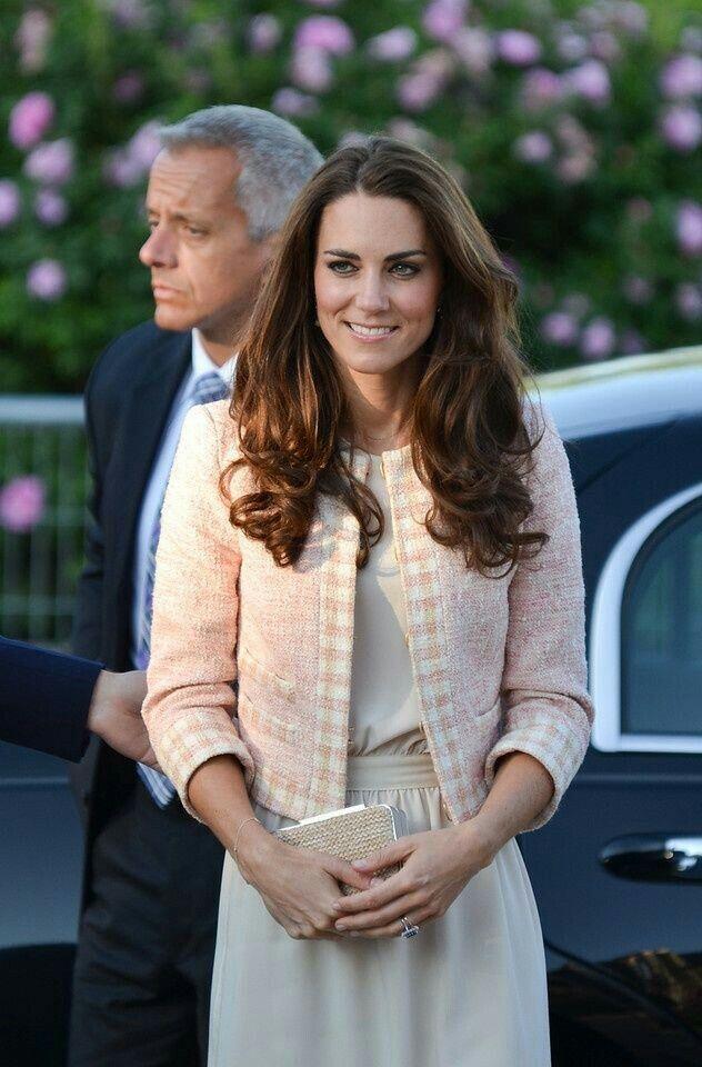 Là biểu tượng thời trang Hoàng gia Anh, Kate Middleton chỉ diện đi diện lại 6 kiểu đồ này suốt hơn 10 năm qua - 14