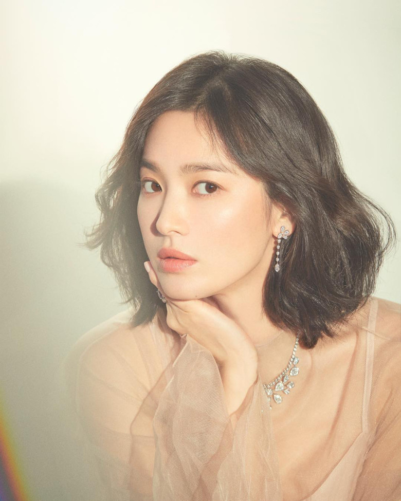 Song Hye Kyo từng gây ấn tượng mạnh khi để kiểu tóc bob uốn xoăn nhẹ trong một số sự kiện lớn. Kết hợp với màu nhuộm sáng như nâu hạt dẻ hoặc nâu ánh đồng, mái tóc của cô càng thêm nổi bật, tạo nên hình ảnh rạng ngời và cuốn hút.