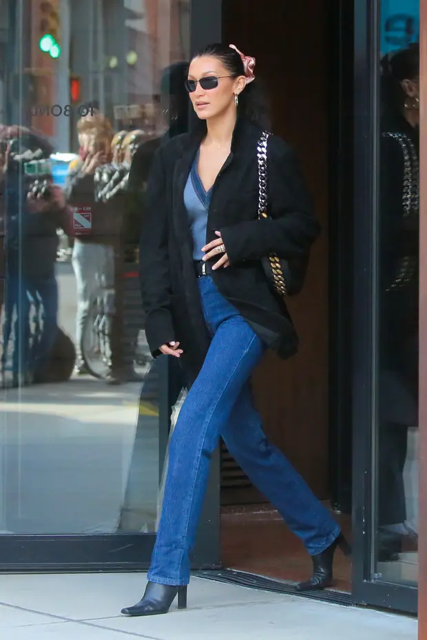 Ngoài ra, Demure Beauty còn phản ánh sự trỗi dậy của thời trang tối giản, nơi vẻ đẹp được tôn vinh qua sự kết hợp hài hòa giữa vẻ ngoài và tính cách bên trong, không cần những chiêu trò để thu hút ánh nhìn mà vẫn tỏa sáng một cách tự nhiên