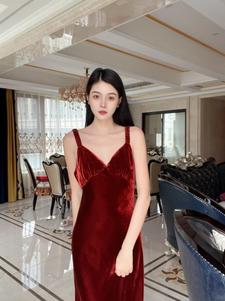 Ngoài ra, slip dress bằng nhung với kiểu dáng mềm mại và phần cổ chữ V quyến rũ cũng là một gợi ý thú vị. Kết hợp cùng một chiếc áo choàng nhung nhẹ nhàng, bạn sẽ trông như một quý cô thanh lịch đang tận hưởng buổi sáng sớm trong căn phòng đầy ánh nắng. 