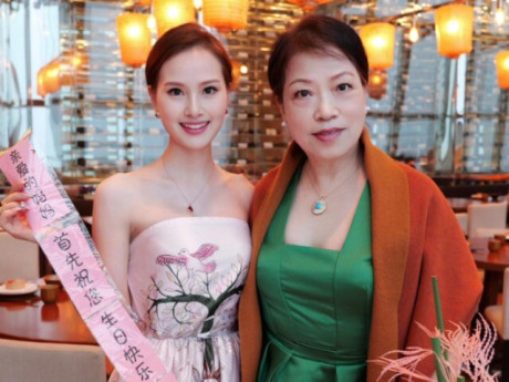 Nàng dâu Việt theo chân bố mẹ chồng đi đặt cọc gần 3 triệu tệ vào viện dưỡng lão