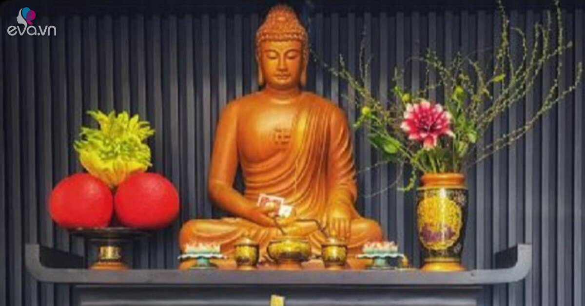 Tại sao không nên đặt bình hoa bên phải bàn thờ? Đặt đúng gia đình đầy phúc khí, tích tài lộc