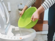 Nhà đẹp - Tại sao không nên xả bồn cầu bằng cách đổ nước vào? Chuyên gia bảo trì cảnh báo nguy hiểm