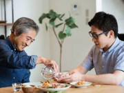 Yêu - Bố chồng mang rượu rắn từ quê lên cho chồng tôi, chuyện kỳ lạ đã xảy ra sau khi anh uống rượu