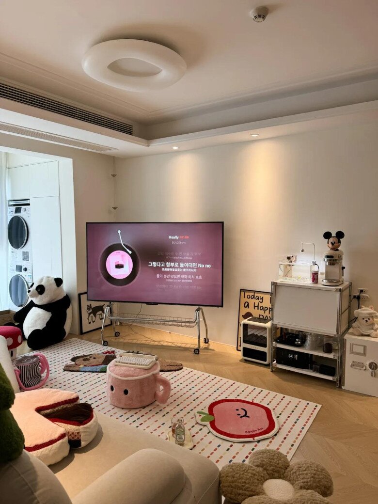 Ngày càng nhiều người không treo TV lên tường nữa, 4 thiết kế này tiện lợi hơn nhiều - 3