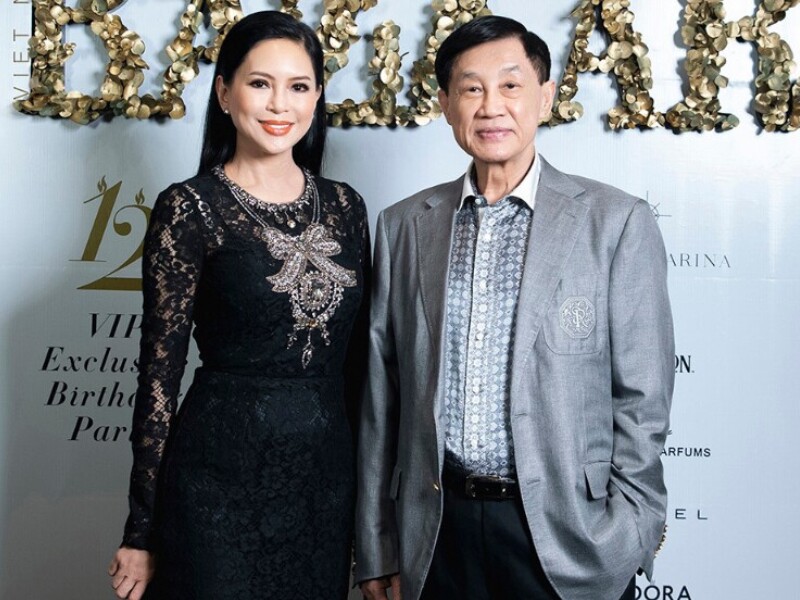 Là vợ của "vua hàng hiệu" Johnathan Hạnh Nguyễn và là mẹ chồng của 2 mỹ nhân Vbiz là Tăng Thanh Hà, Linh Rin, đời tư cũng như ngoại hình của cựu diễn viên Lê Hồng Thủy Tiên luôn được dân tình quan tâm. 
